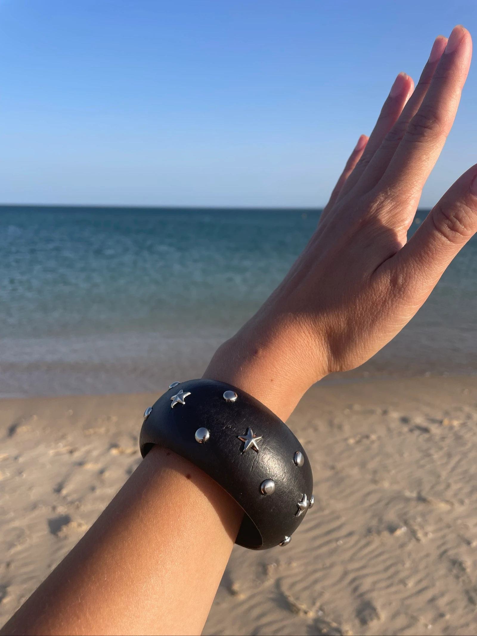 Brazalete negro tachuelas